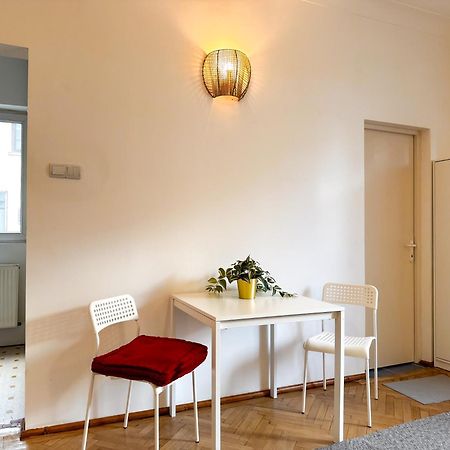 Central Retreat Apartments Bucarest Esterno foto