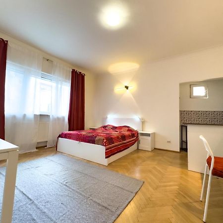 Central Retreat Apartments Bucarest Esterno foto